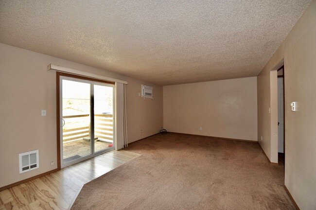 Building Photo - 2 bed 1 bath apartment (4plex building)