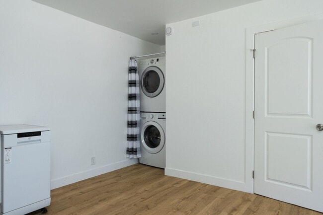 Building Photo - 2 Bedroom + 1.5 Bathroom Condo | Fashion Park Oxnard | Unfurnished