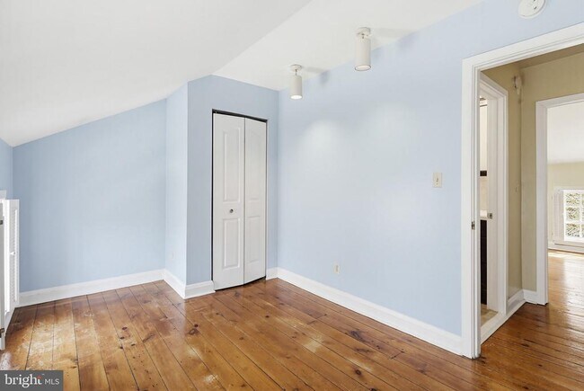 Building Photo - 947 Oella Ave