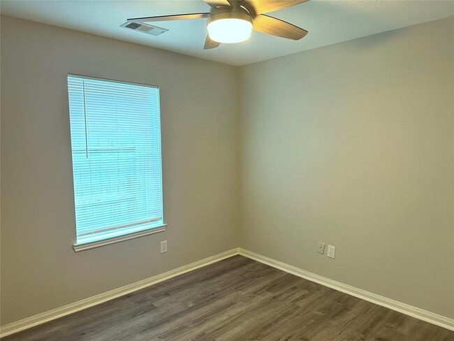Building Photo - 806 Legend Spring Dr