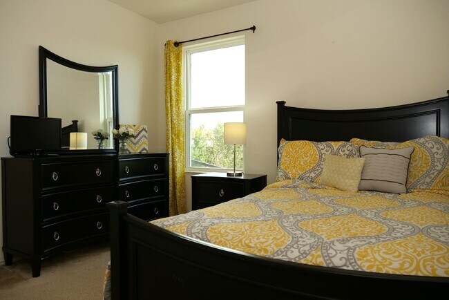 Building Photo - Beautiful Fully Furnished 4-Bedroom Home i...