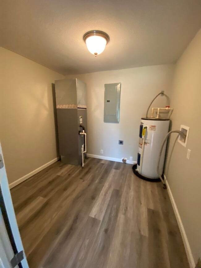 Building Photo - Cute house with a nice fenced yard