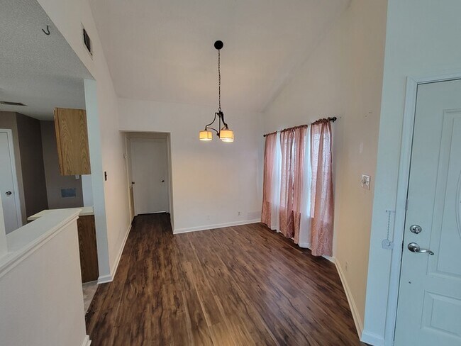 Building Photo - Gorgeous 2 beds 2 baths in San Antonio!