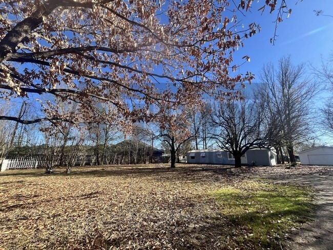 Building Photo - Cozy 2-bedroom, 1.5-bathroom home
