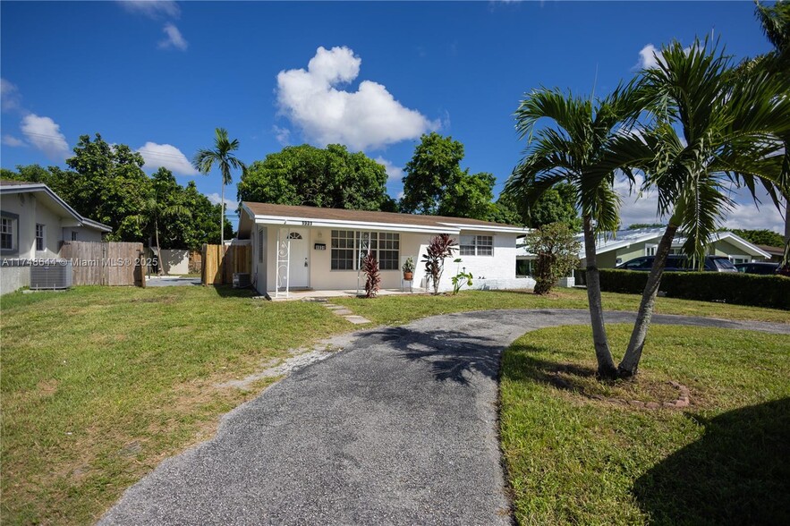 Primary Photo - 1931 Bahama Dr