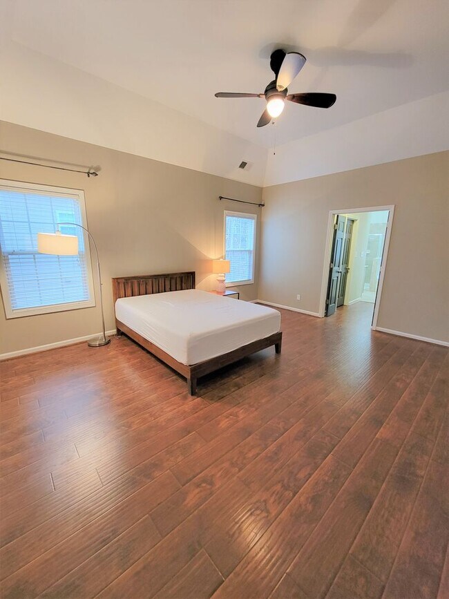 Building Photo - Stunning Willoughby Park Home