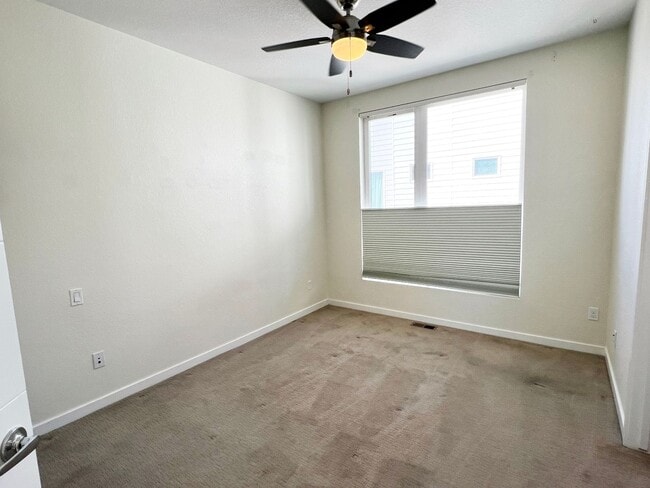 Building Photo - Luxury Slot-Style Town Home in the Heart of RiNo