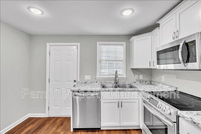 Building Photo - 1024 W 39th St