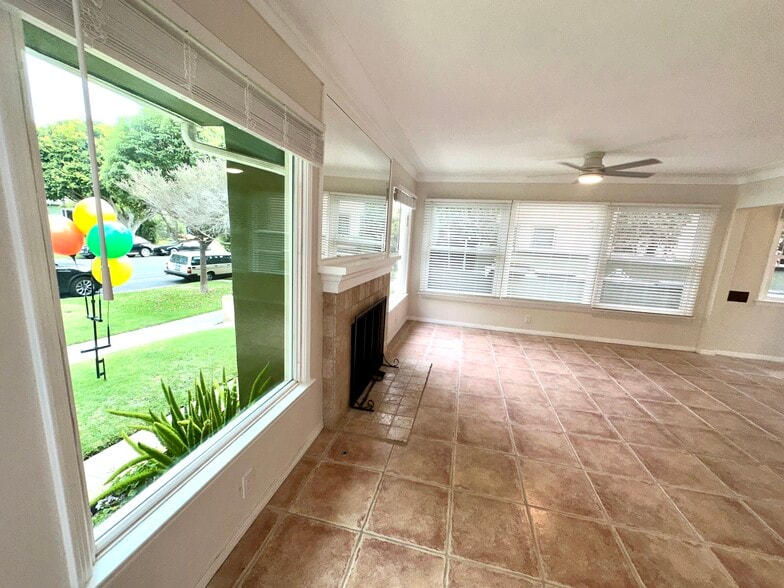 Side view of living room - 1033 Pearl St