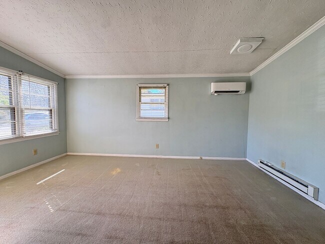 Building Photo - 2 Bedroom, 1 Bathroom House in High Point!