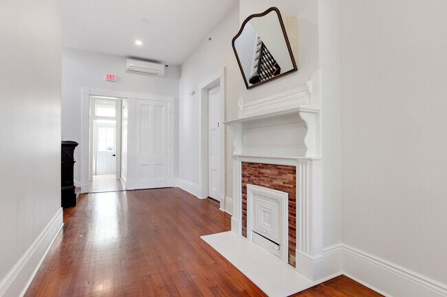 Building Photo - Private Porch - 1BR/1BA Newly Renovated 1 block to Streetcar
