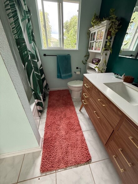 Main bathroom features deep tub for soaking. - 12-124 W Moanauli Loop