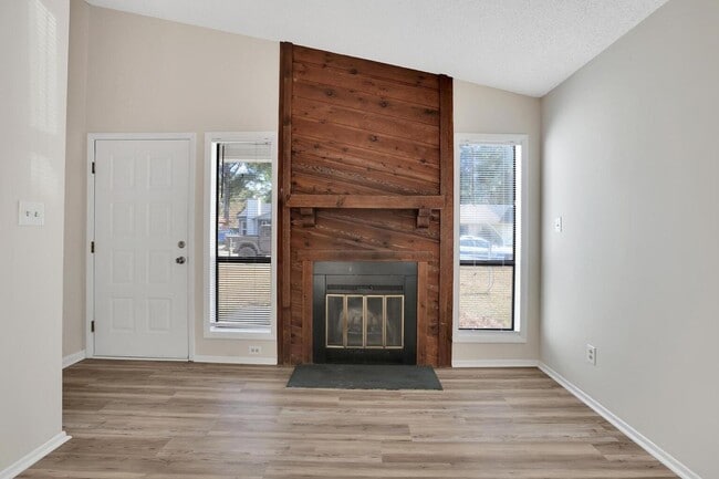 Building Photo - Adorable Duplex!