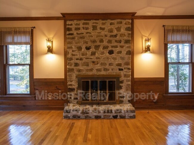 Building Photo - 4266 Roundhill Dr