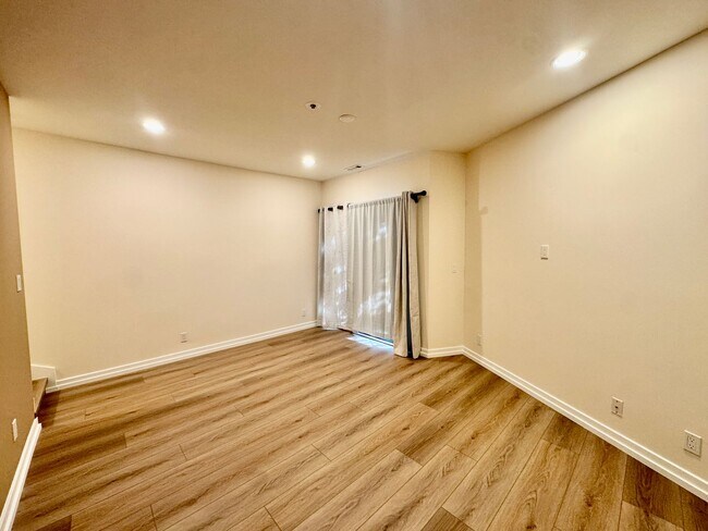 Building Photo - 9039 NE Juanita Dr