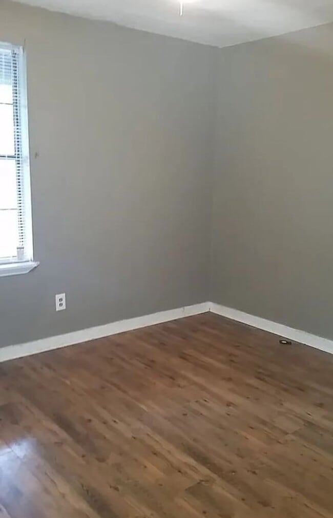 Building Photo - 2x1.5 Townhouse Available!