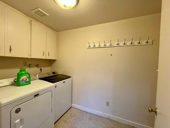 Building Photo - 15410 SW Peppermill Ct
