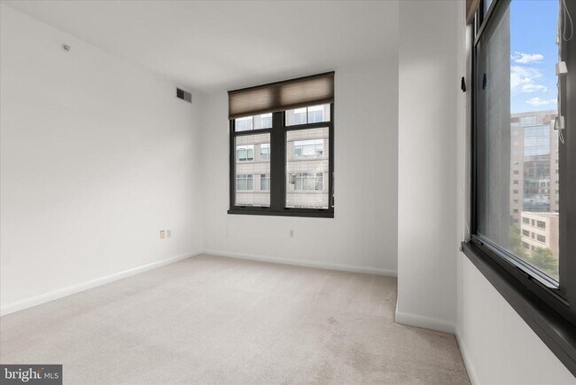 Building Photo - 1021 N Garfield St