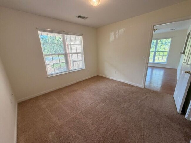 Building Photo - Beautiful and spacious! Ready for move in!