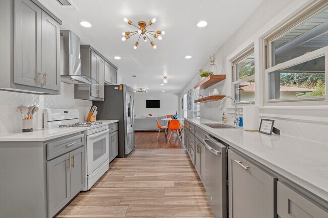 Building Photo - 6513 Malvey Ave