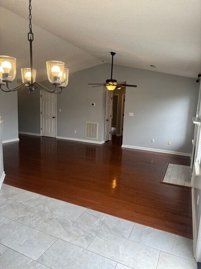 Building Photo - Knoxville 37918 - Beautiful 3 bedroom, 2 bath home in the heart of Powell - Contact Lisa Vineyard...