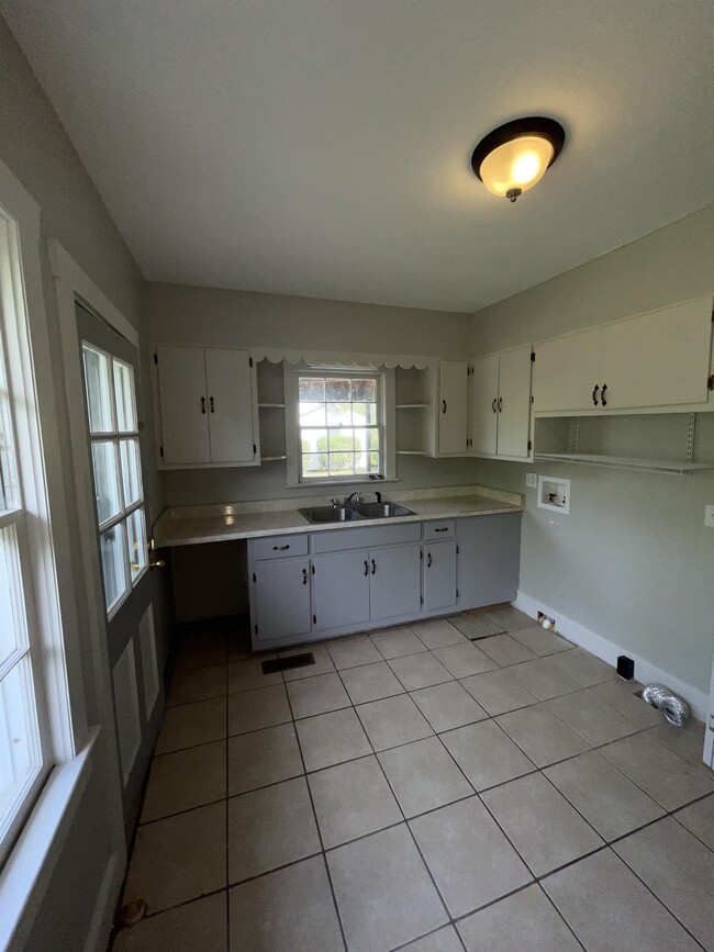 Building Photo - 310 Victory Dr