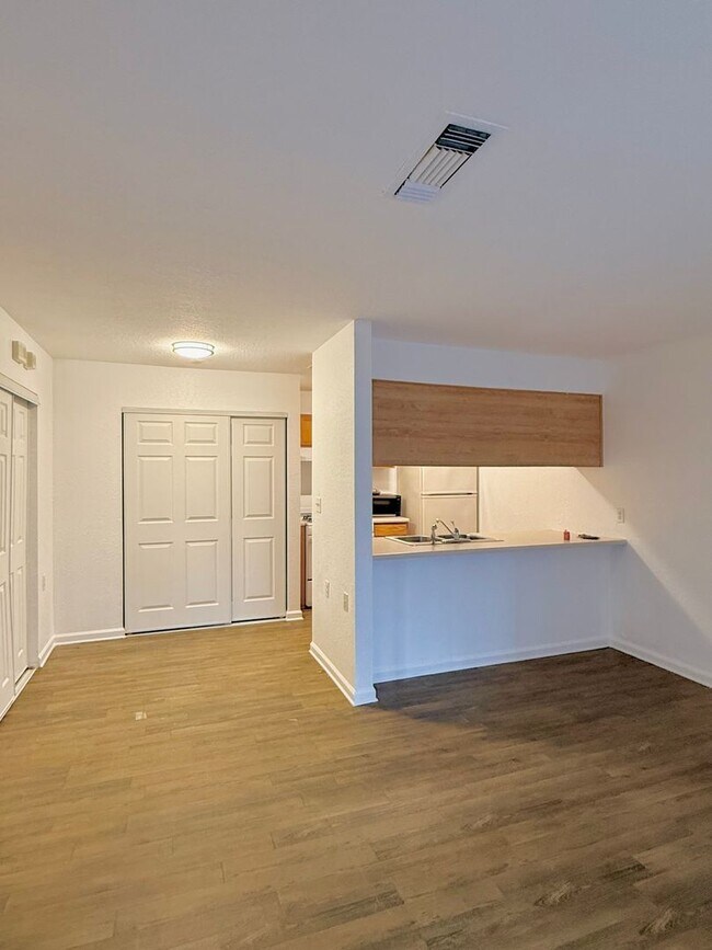 Building Photo - Now available! Charming 2 bed / 1 bath condo in a prime Tallahassee location.