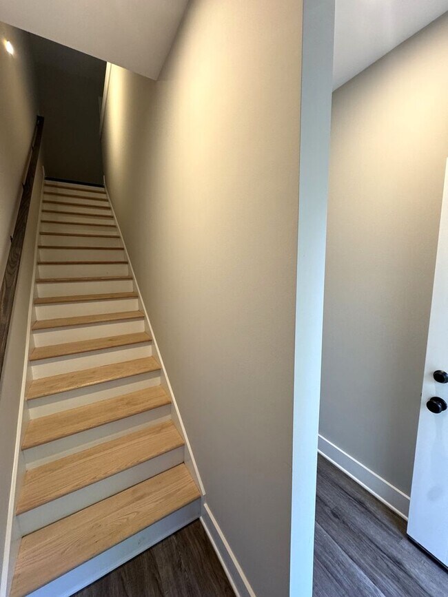 Building Photo - Downtown 4br Home FOR RENT