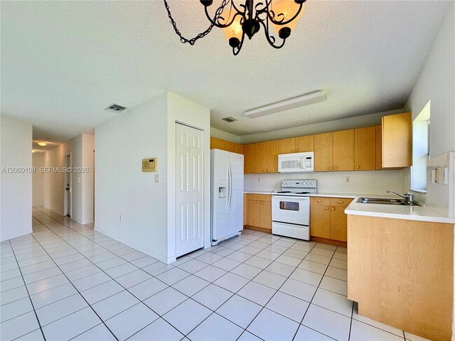 Building Photo - 7557 SW 164th Ct