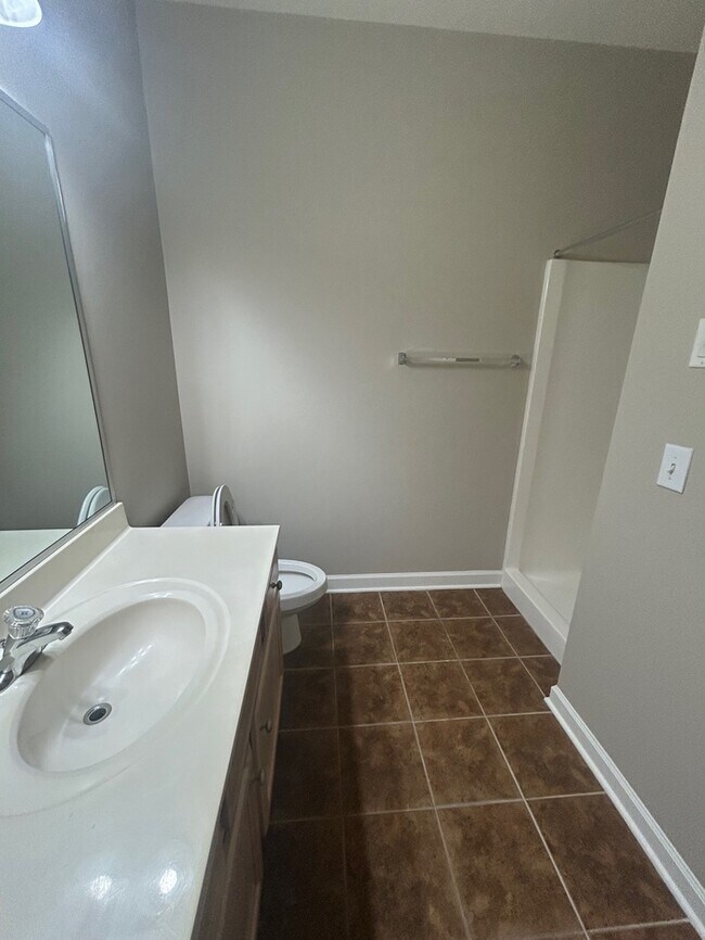 Building Photo - Beautiful 2 Bedroom 2.5 Bath Townhouse inn Prime Nashville Location