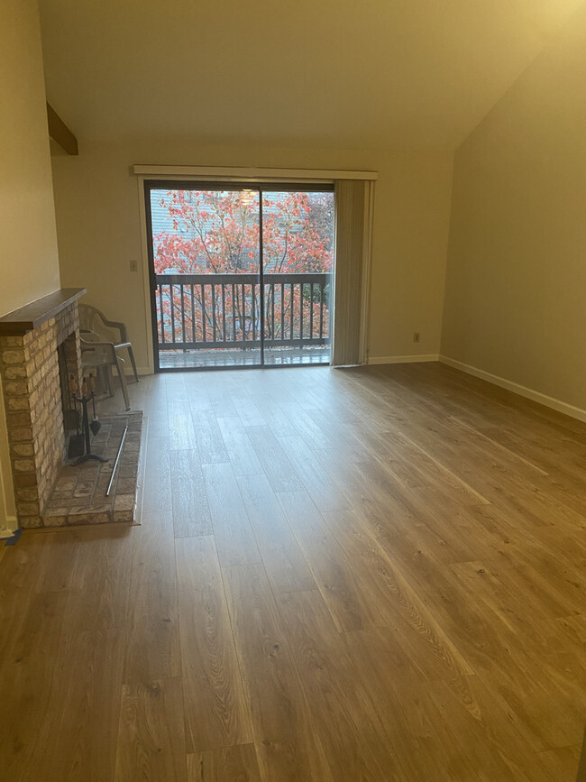 Living room with deck - 132 Cypress Pl