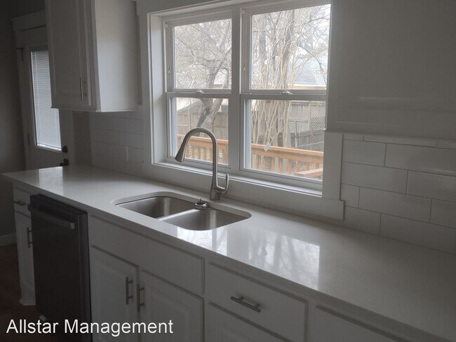 Building Photo - 3 br, 2.5 bath House - 1038 Cedarhill Drive