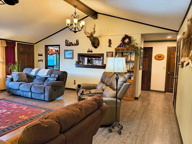Building Photo - Spacious 4 bed, 2.5 bath with HEATED POOL ...