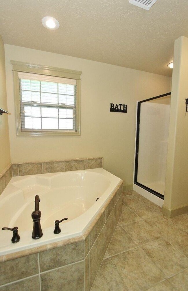 Building Photo - Immaculate Single-Level Townhouse