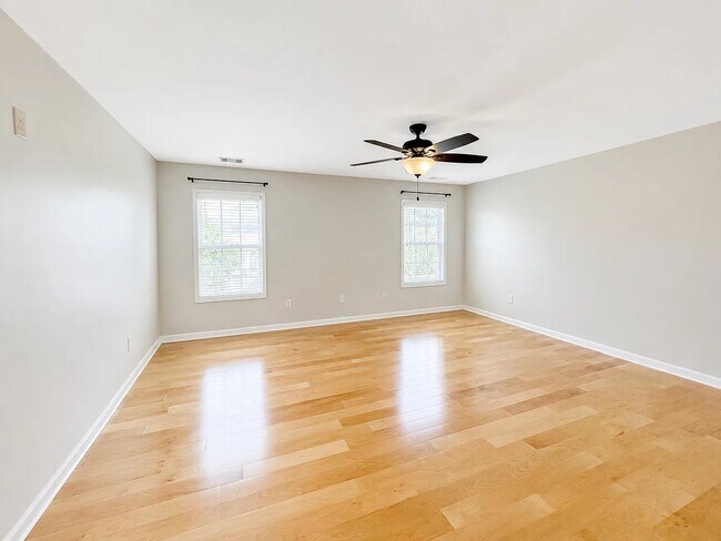 Building Photo - 10 Lynell Pl