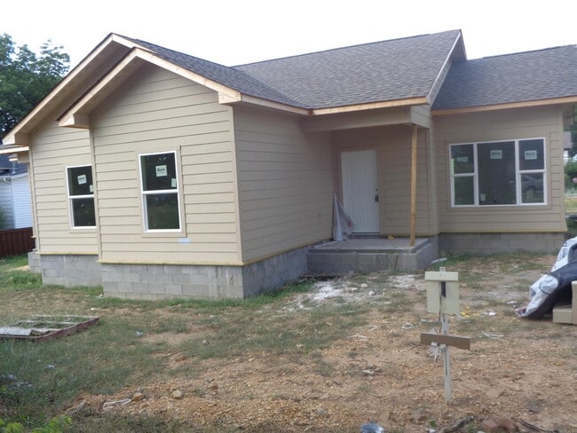 Building Photo - 1202 W 11th St