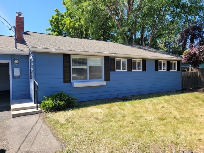 Building Photo - Nice 3 bedroom 1 & 1/2 bathroom home