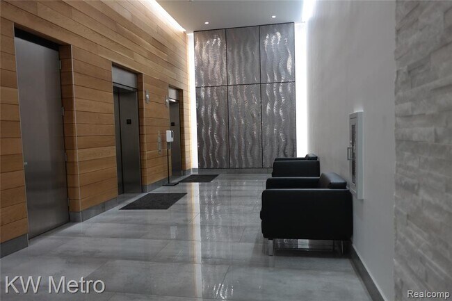 Building Photo - 350 N Main St