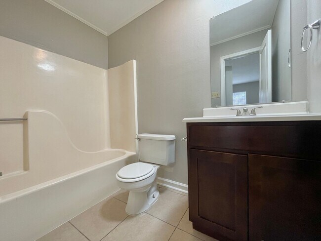 Building Photo - 14911 Central Woods Ave