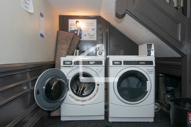 Building Photo - Beautiful 3 Bedroom Available 9/1/26