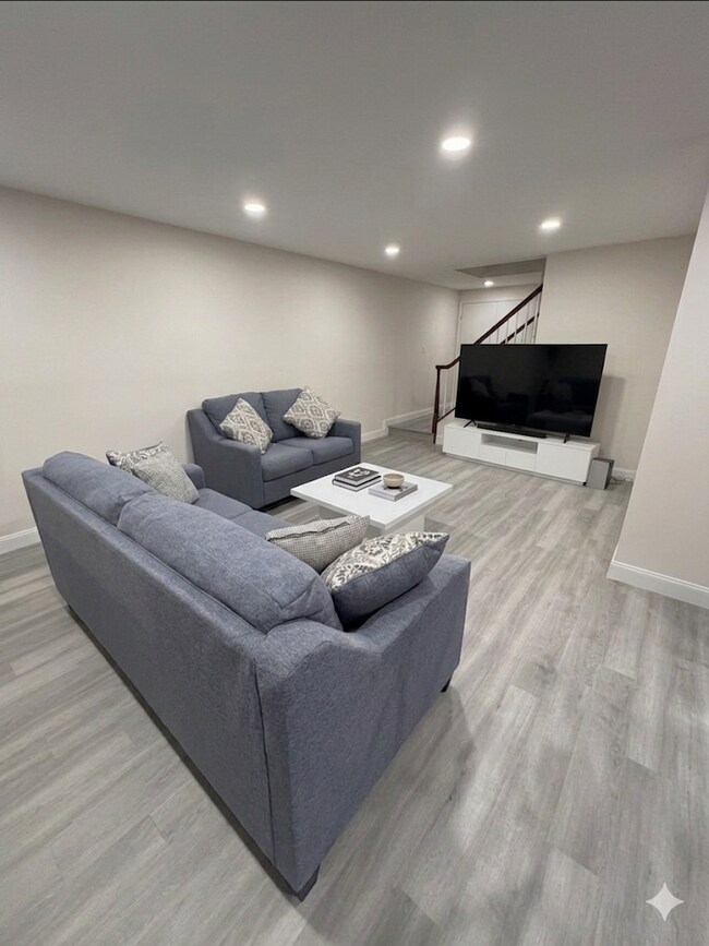 Building Photo - 42 Tennyson Dr