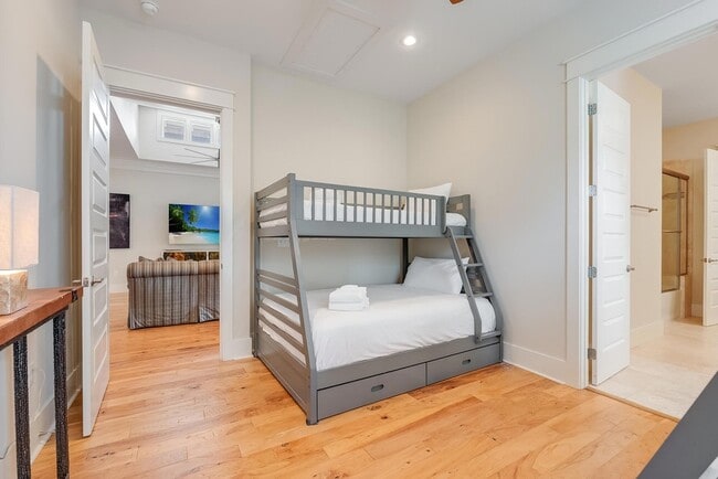 Building Photo - 45 Pine Knoll Ln