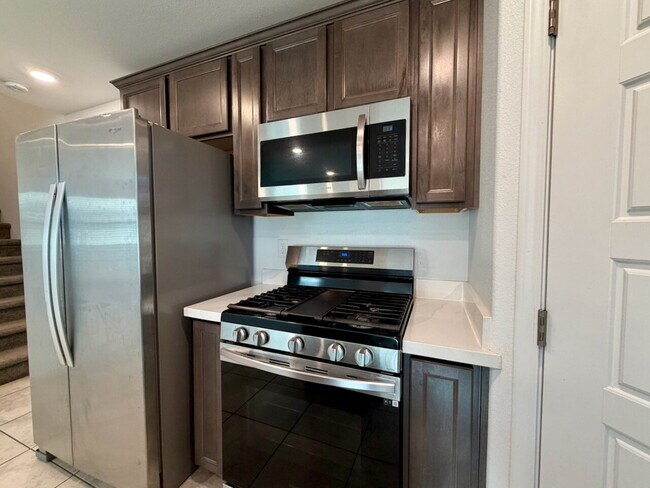 Building Photo - 3 BED 2.5 BATH 2 CAR GARAGE TOWNHOUSE IN CADENCE HENDERSON WITH LOFT