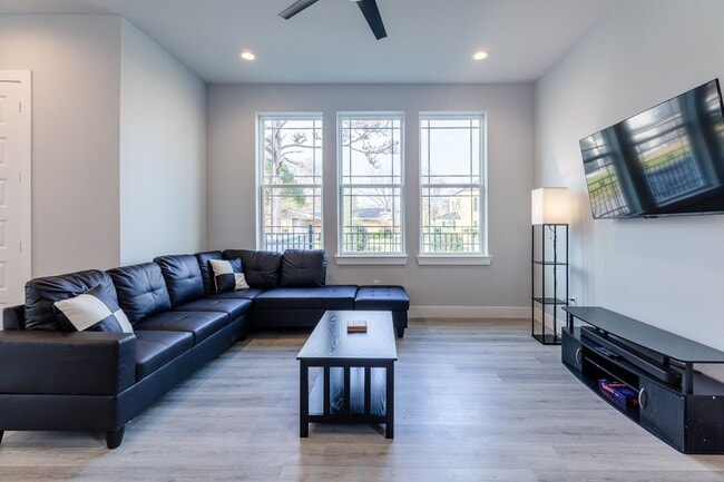 Building Photo - 4924 Winnetka St