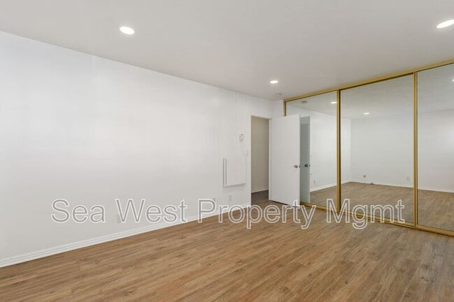 Building Photo - 2517 Navarra Dr
