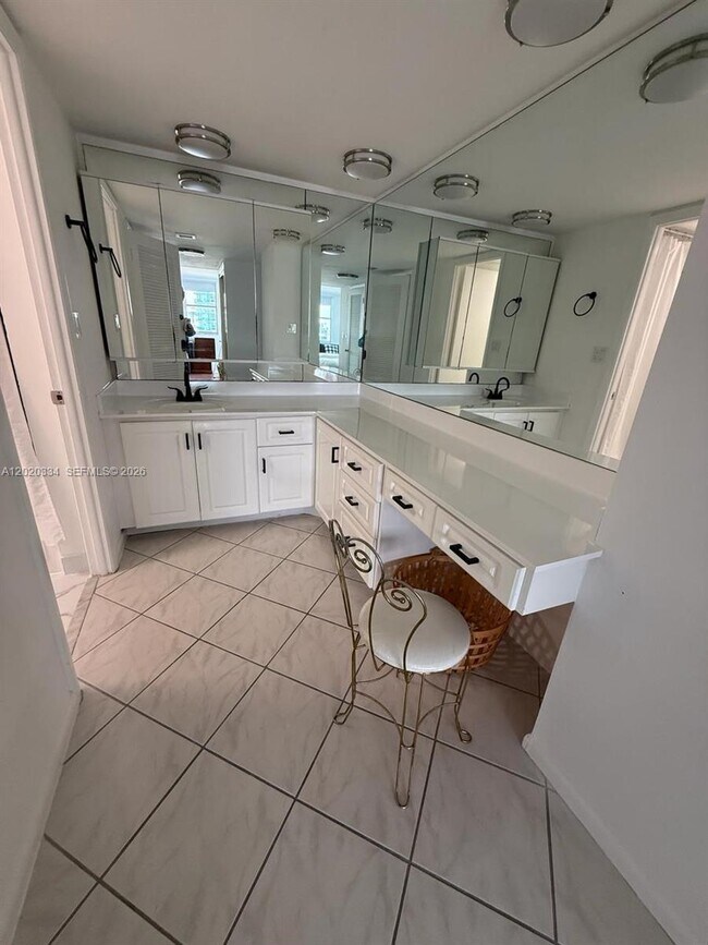 Building Photo - 6039 Collins Ave
