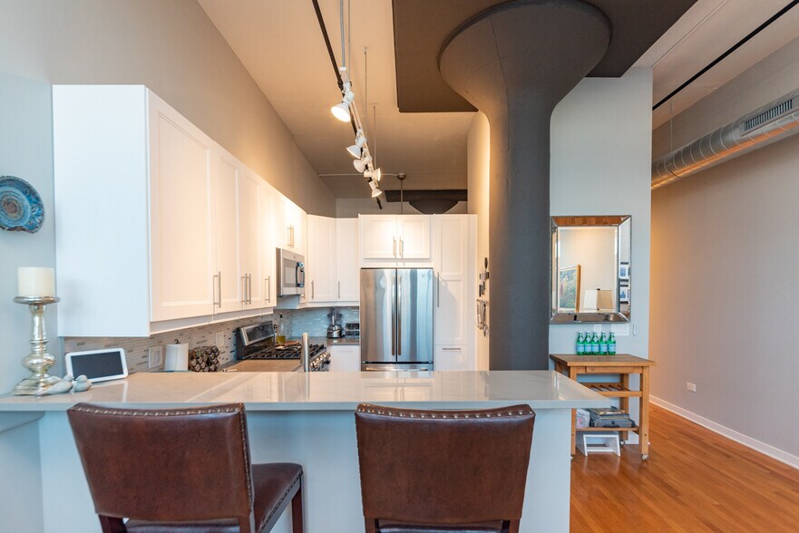 Building Photo - 1224 W Van Buren St