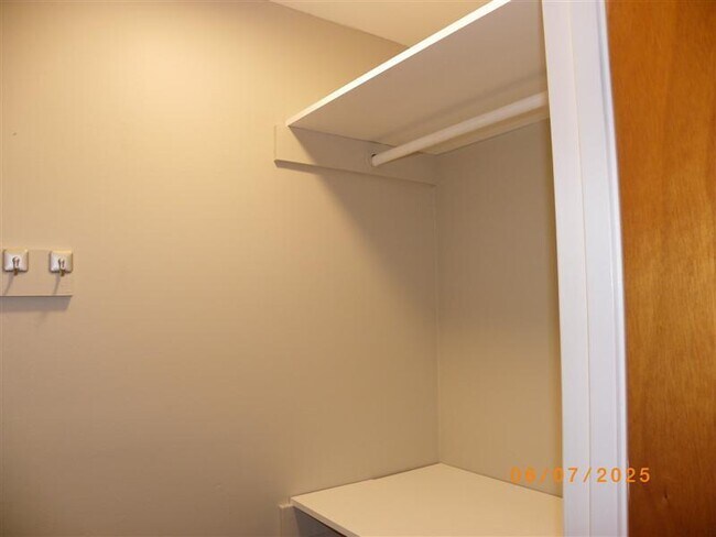 Building Photo - 929 N Willowick Dr