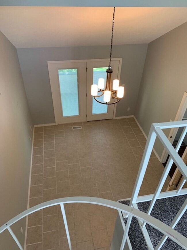 Building Photo - Spacious 3 bedroom 3.5 Baths 2 Home Office...