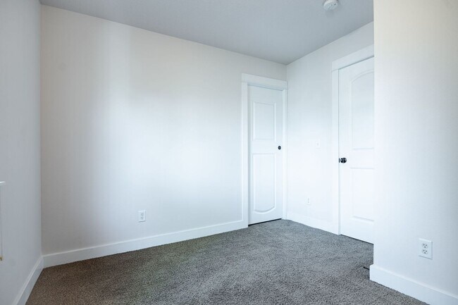 Building Photo - STILL AVAILABLE! Special: Only $500 Securi...